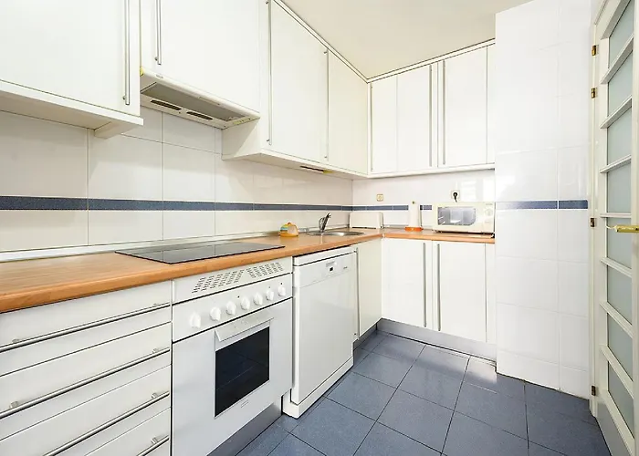 Port Bullring And 2 Parkings Естепона